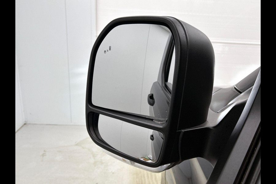 Ford Transit Custom 300 2.0 TDCI L2H1 Automaat Trend Nieuw Model Navigatie Climate Control Parkeersensoren Camera Lichtmetalen Velgen Bumpers in kleur Digitale Cockpit