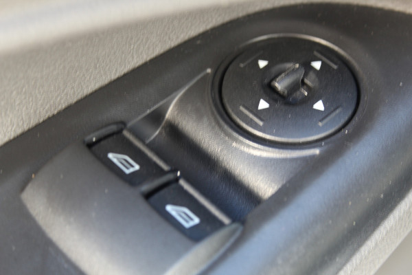 Ford Transit Connect 1.0-100pk Ecoboost L1 Trend. Dames en heren ondernemers, let op: benzine uitvoering ! Parkeersensoren, Cruise Control, Airco, Zijschuifdeur rechts etc.
