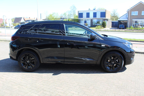 Opel Grandland 1.2 Turbo GS Line Zeer nette, sportieve en luxe hoogzitter, slechts 49.000km ! Autm. airco dual, camera, half leder, navigatie, telefoonvoorb, Apple carplay/Android auto, lane- en side assist, cruise control, metallic lak, LM wielen etc.