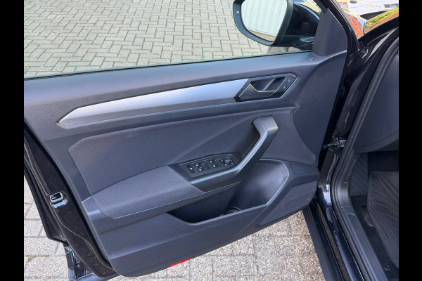 Volkswagen T-Roc 1.5 TSI Life 150 Pk | Navi-Carplay | Clima | Camera | Cruise | 16".