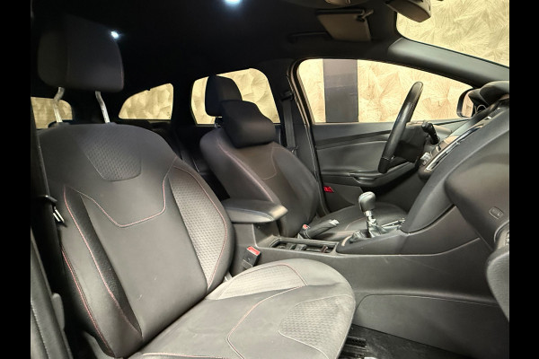 Ford FOCUS Wagon 1.0 ST-Line | Camera | Parkeersensoren | Led