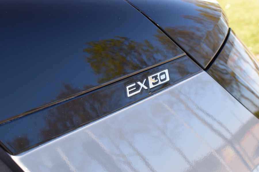 Volvo EX30 Extended Range Ultra 69 kWh | Trekhaak | Woolblend | Panodak | Elektr. Stoel | ACC
