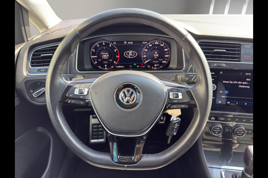 Volkswagen Golf 1.5 TSI Highline Business R Pano | Stoel/Stuur verwarming | Led | Massage  | 17"| Digitaal Display |  Parksensor |