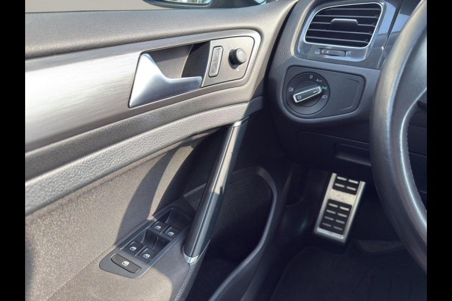Volkswagen Golf 1.5 TSI Highline Business R Pano | Stoel/Stuur verwarming | Led | Massage  | 17"| Digitaal Display |  Parksensor |