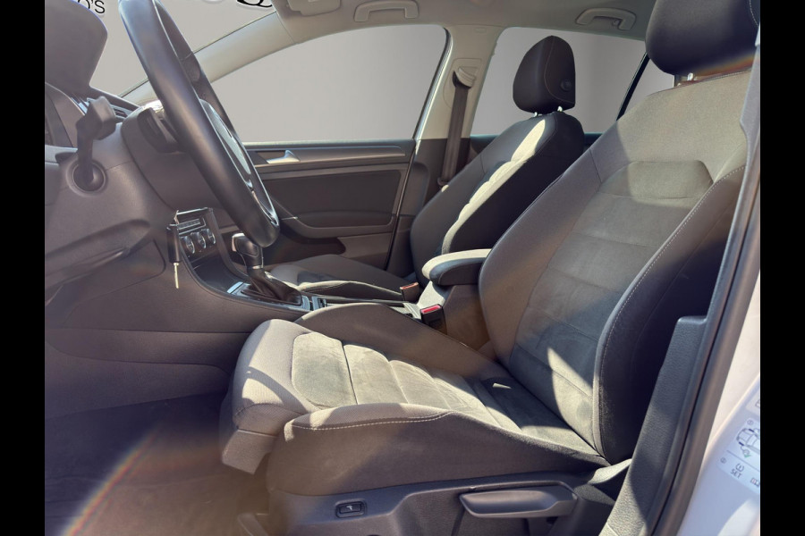 Volkswagen Golf 1.5 TSI Highline Business R Pano | Stoel/Stuur verwarming | Led | Massage  | 17"| Digitaal Display |  Parksensor |