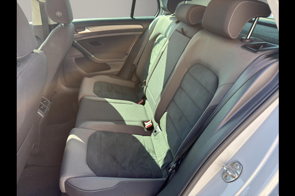 Volkswagen Golf 1.5 TSI Highline Business R Pano | Stoel/Stuur verwarming | Led | Massage  | 17"| Digitaal Display |  Parksensor |