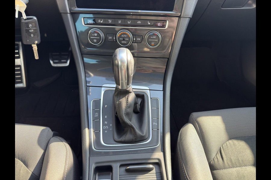 Volkswagen Golf 1.5 TSI Highline Business R Pano | Stoel/Stuur verwarming | Led | Massage  | 17"| Digitaal Display |  Parksensor |