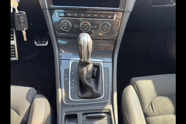 Volkswagen Golf 1.5 TSI Highline Business R Pano | Stoel/Stuur verwarming | Led | Massage  | 17"| Digitaal Display |  Parksensor |