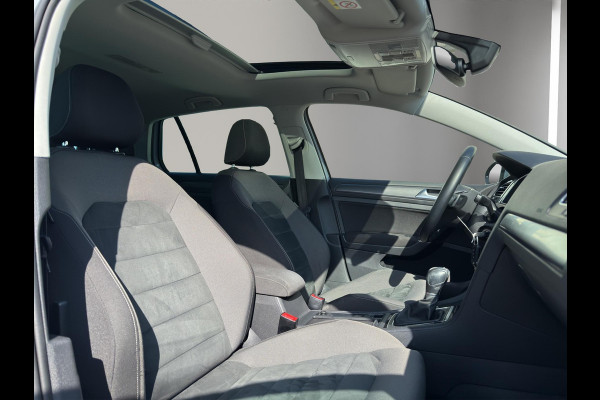 Volkswagen Golf 1.5 TSI Highline Business R Pano | Stoel/Stuur verwarming | Led | Massage  | 17"| Digitaal Display |  Parksensor |