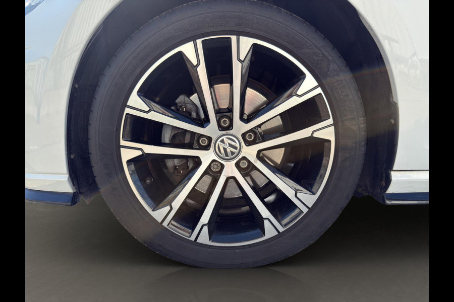 Volkswagen Golf 1.5 TSI Highline Business R Pano | Stoel/Stuur verwarming | Led | Massage  | 17"| Digitaal Display |  Parksensor |