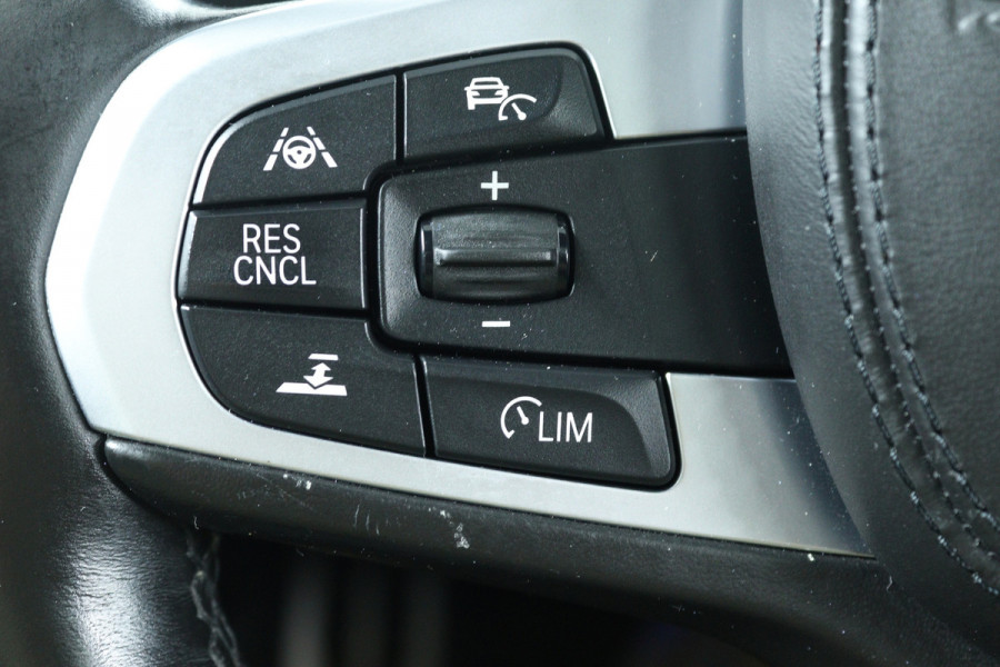 BMW X3 XDrive30i High Executive (PANORAMADAK, TREKHAAK, STOELVERWARMING, CAMERA, ELEKTR STOELEN, DEALER ONDERHOUDEN)