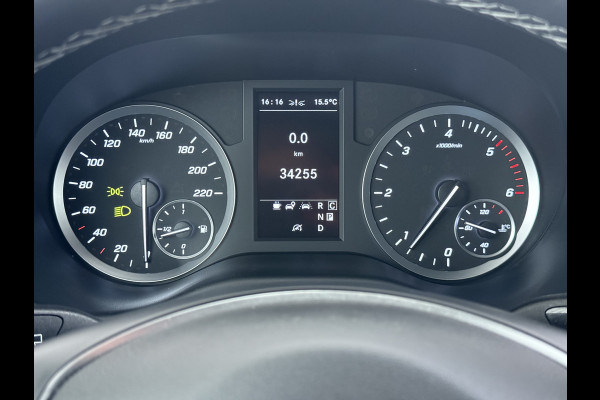 Mercedes-Benz Vito 116CDI 164pk AUT-9 Navi Adaptive-Control Camera *Sortimo Kasten* PDC-a+v Lane-Assist Sport/Comfort-Stoelen+Verwarmd Trekhaak Ecc Betonplex Vloer Schuifdeur Achterdeuren Licht-/regensensor Zijwind assistent Getint-Glas1e Eigenaar 2.500KG Trekgewicht 54.251 ex ex nieuw (86.370 inc inc.))