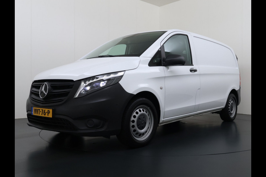 Mercedes-Benz Vito 116CDI 164pk AUT-9 Navi Adaptive-Control Camera *Sortimo Kasten* PDC-a+v Lane-Assist Sport/Comfort-Stoelen+Verwarmd Trekhaak Ecc Betonplex Vloer Schuifdeur Achterdeuren Licht-/regensensor Zijwind assistent Getint-Glas1e Eigenaar 2.500KG Trekgewicht 54.251 ex ex nieuw (86.370 inc inc.))