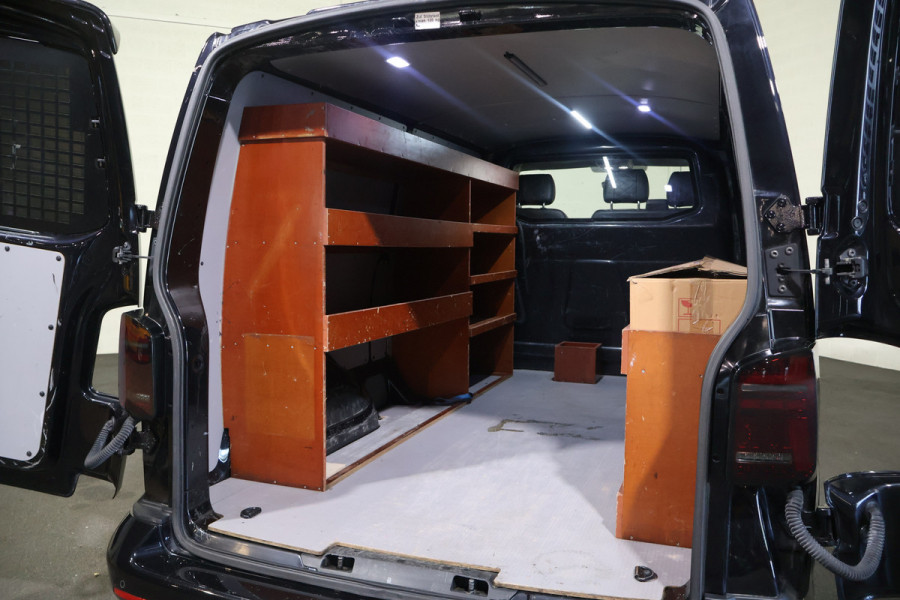 Volkswagen Transporter 2.0 TDI 150pk Bulli Black Edition Leer Led