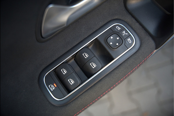 Mercedes-Benz A-Klasse 180 Business Solution AMG | Panoramadak | Stoelverwarming | Camera | Navigatie | Apple Carplay | Keyless | Cruise Control | DAB |