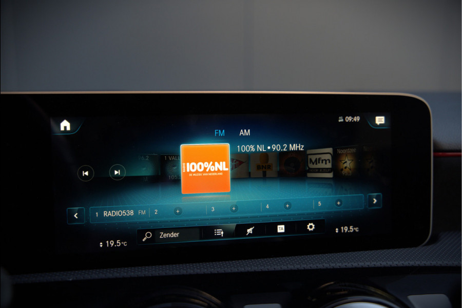 Mercedes-Benz A-Klasse 180 Business Solution AMG | Panoramadak | Stoelverwarming | Camera | Navigatie | Apple Carplay | Keyless | Cruise Control | DAB |
