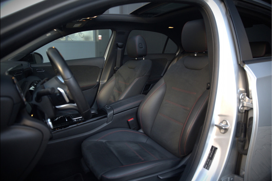 Mercedes-Benz A-Klasse 180 Business Solution AMG | Panoramadak | Stoelverwarming | Camera | Navigatie | Apple Carplay | Keyless | Cruise Control | DAB |
