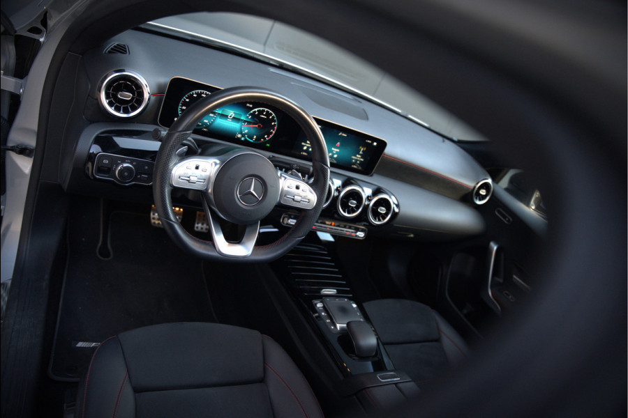 Mercedes-Benz A-Klasse 180 Business Solution AMG | Panoramadak | Stoelverwarming | Camera | Navigatie | Apple Carplay | Keyless | Cruise Control | DAB |