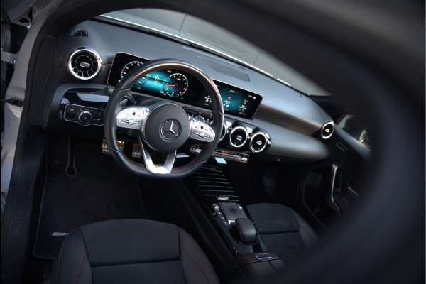 Mercedes-Benz A-Klasse 180 Business Solution AMG | Panoramadak | Stoelverwarming | Camera | Navigatie | Apple Carplay | Keyless | Cruise Control | DAB |