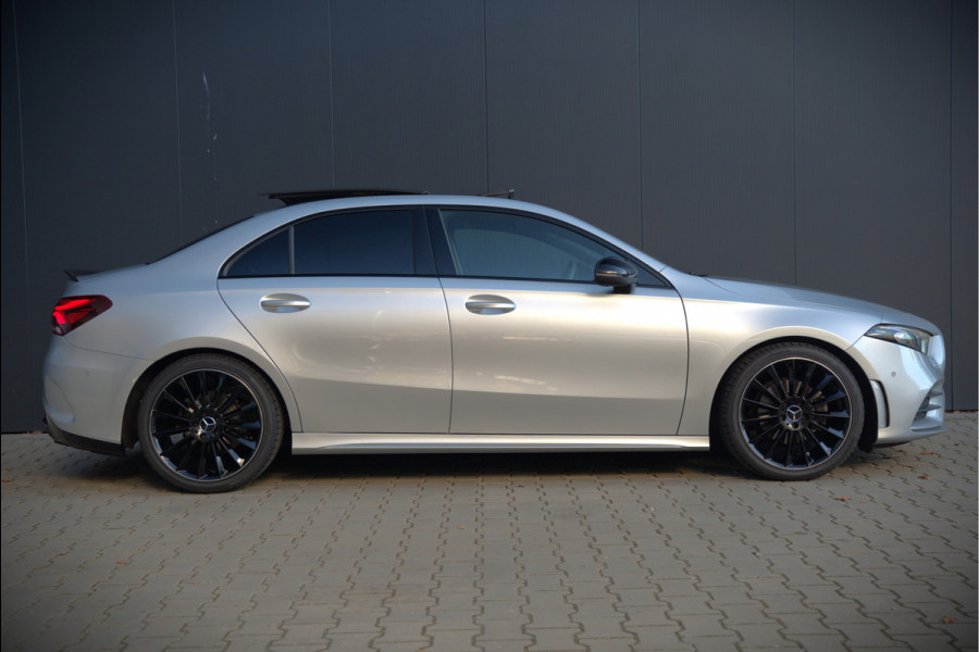Mercedes-Benz A-Klasse 180 Business Solution AMG | Panoramadak | Stoelverwarming | Camera | Navigatie | Apple Carplay | Keyless | Cruise Control | DAB |