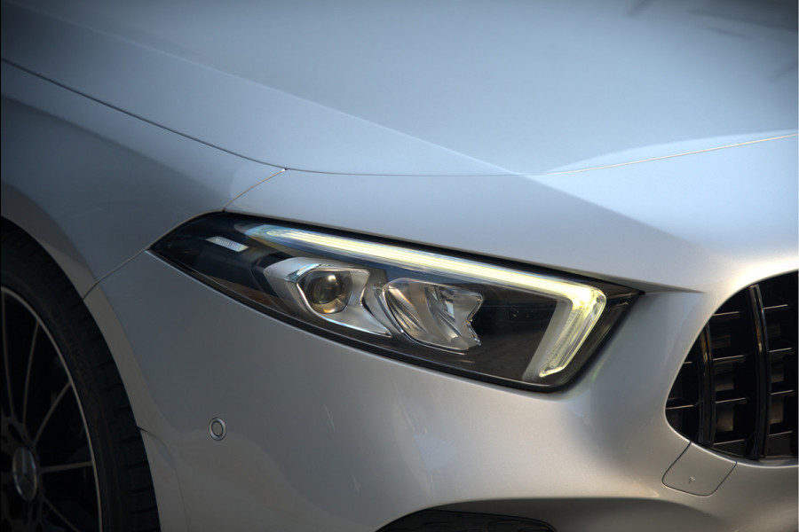 Mercedes-Benz A-Klasse 180 Business Solution AMG | Panoramadak | Stoelverwarming | Camera | Navigatie | Apple Carplay | Keyless | Cruise Control | DAB |