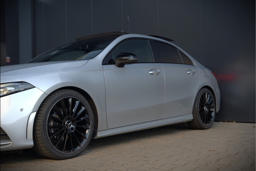 Mercedes-Benz A-Klasse 180 Business Solution AMG | Panoramadak | Stoelverwarming | Camera | Navigatie | Apple Carplay | Keyless | Cruise Control | DAB |