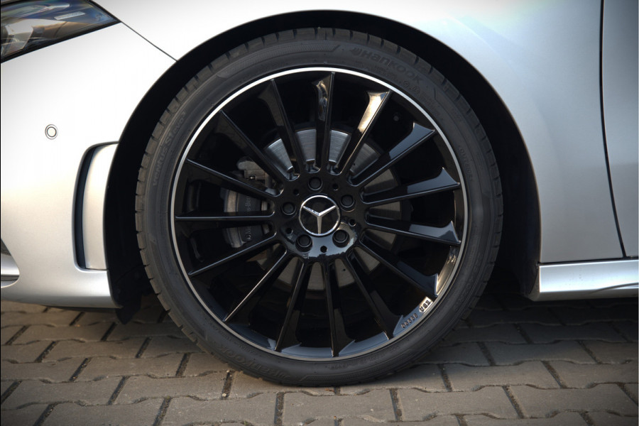 Mercedes-Benz A-Klasse 180 Business Solution AMG | Panoramadak | Stoelverwarming | Camera | Navigatie | Apple Carplay | Keyless | Cruise Control | DAB |