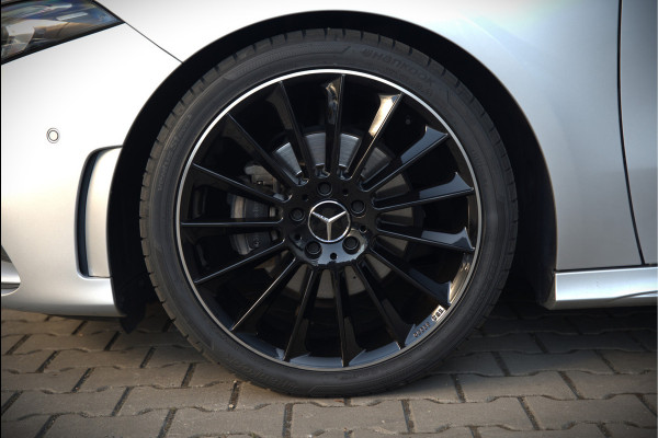 Mercedes-Benz A-Klasse 180 Business Solution AMG | Panoramadak | Stoelverwarming | Camera | Navigatie | Apple Carplay | Keyless | Cruise Control | DAB |