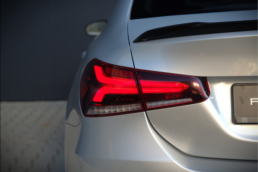 Mercedes-Benz A-Klasse 180 Business Solution AMG | Panoramadak | Stoelverwarming | Camera | Navigatie | Apple Carplay | Keyless | Cruise Control | DAB |