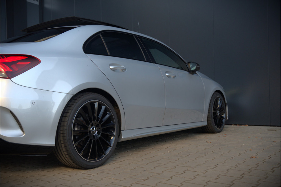 Mercedes-Benz A-Klasse 180 Business Solution AMG | Panoramadak | Stoelverwarming | Camera | Navigatie | Apple Carplay | Keyless | Cruise Control | DAB |