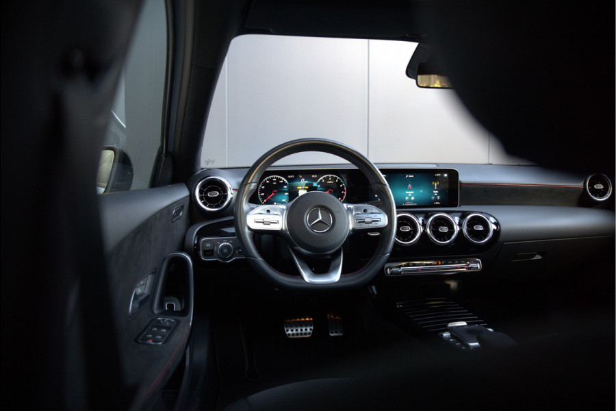 Mercedes-Benz A-Klasse 180 Business Solution AMG | Panoramadak | Stoelverwarming | Camera | Navigatie | Apple Carplay | Keyless | Cruise Control | DAB |
