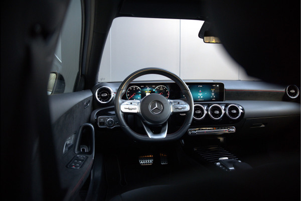 Mercedes-Benz A-Klasse 180 Business Solution AMG | Panoramadak | Stoelverwarming | Camera | Navigatie | Apple Carplay | Keyless | Cruise Control | DAB |