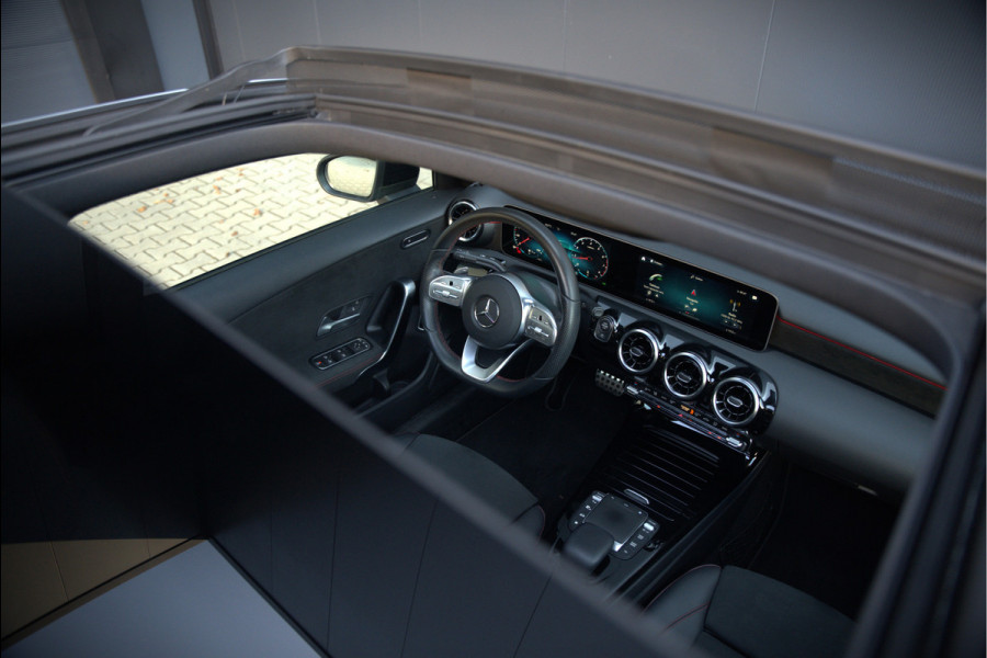 Mercedes-Benz A-Klasse 180 Business Solution AMG | Panoramadak | Stoelverwarming | Camera | Navigatie | Apple Carplay | Keyless | Cruise Control | DAB |