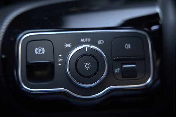 Mercedes-Benz A-Klasse 180 Business Solution AMG | Panoramadak | Stoelverwarming | Camera | Navigatie | Apple Carplay | Keyless | Cruise Control | DAB |