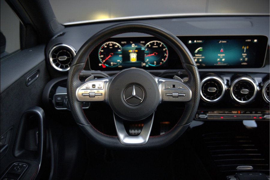 Mercedes-Benz A-Klasse 180 Business Solution AMG | Panoramadak | Stoelverwarming | Camera | Navigatie | Apple Carplay | Keyless | Cruise Control | DAB |