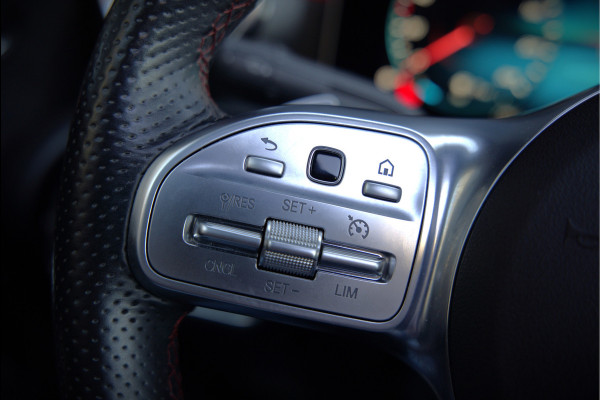 Mercedes-Benz A-Klasse 180 Business Solution AMG | Panoramadak | Stoelverwarming | Camera | Navigatie | Apple Carplay | Keyless | Cruise Control | DAB |
