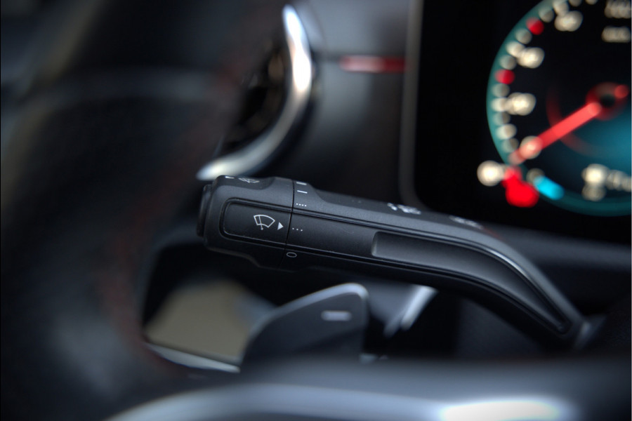 Mercedes-Benz A-Klasse 180 Business Solution AMG | Panoramadak | Stoelverwarming | Camera | Navigatie | Apple Carplay | Keyless | Cruise Control | DAB |