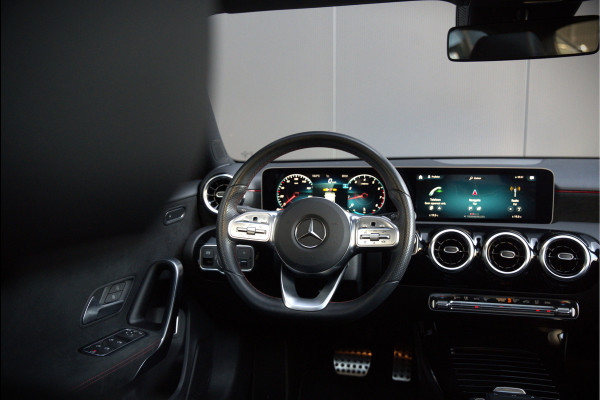 Mercedes-Benz A-Klasse 180 Business Solution AMG | Panoramadak | Stoelverwarming | Camera | Navigatie | Apple Carplay | Keyless | Cruise Control | DAB |