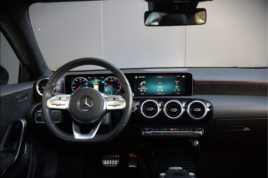 Mercedes-Benz A-Klasse 180 Business Solution AMG | Panoramadak | Stoelverwarming | Camera | Navigatie | Apple Carplay | Keyless | Cruise Control | DAB |