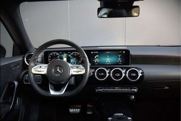 Mercedes-Benz A-Klasse 180 Business Solution AMG | Panoramadak | Stoelverwarming | Camera | Navigatie | Apple Carplay | Keyless | Cruise Control | DAB |
