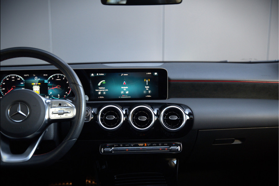 Mercedes-Benz A-Klasse 180 Business Solution AMG | Panoramadak | Stoelverwarming | Camera | Navigatie | Apple Carplay | Keyless | Cruise Control | DAB |