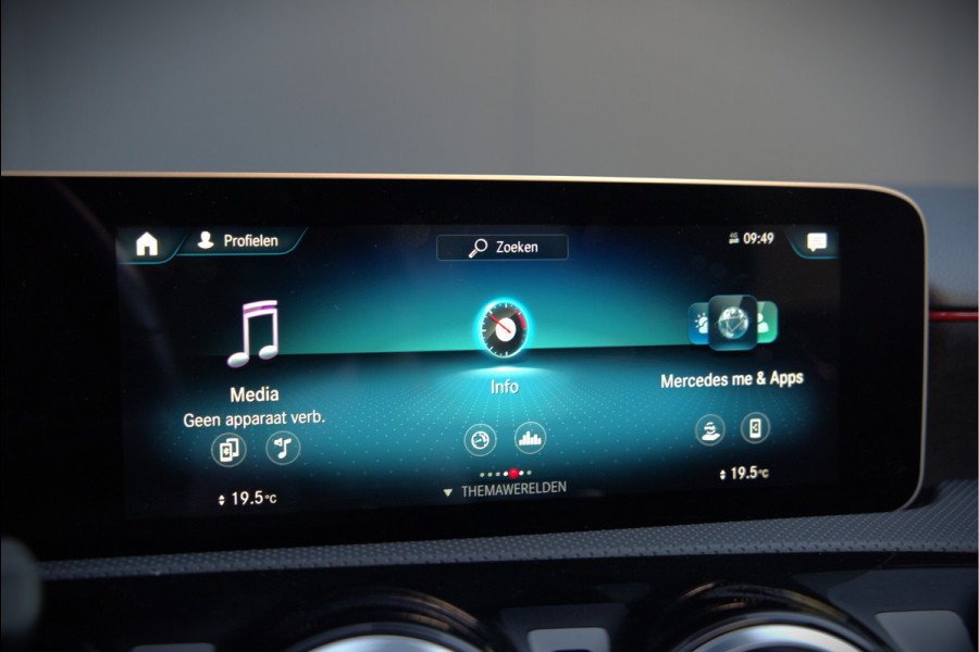 Mercedes-Benz A-Klasse 180 Business Solution AMG | Panoramadak | Stoelverwarming | Camera | Navigatie | Apple Carplay | Keyless | Cruise Control | DAB |
