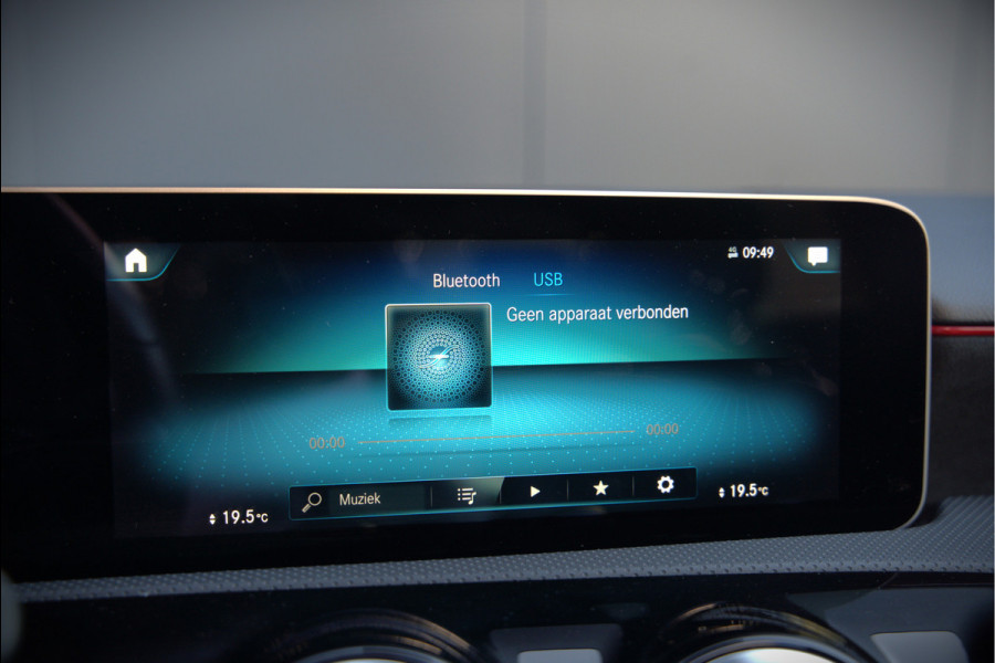 Mercedes-Benz A-Klasse 180 Business Solution AMG | Panoramadak | Stoelverwarming | Camera | Navigatie | Apple Carplay | Keyless | Cruise Control | DAB |