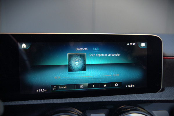 Mercedes-Benz A-Klasse 180 Business Solution AMG | Panoramadak | Stoelverwarming | Camera | Navigatie | Apple Carplay | Keyless | Cruise Control | DAB |