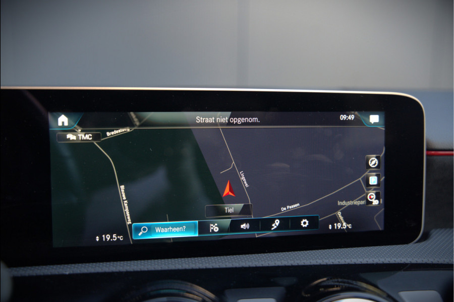 Mercedes-Benz A-Klasse 180 Business Solution AMG | Panoramadak | Stoelverwarming | Camera | Navigatie | Apple Carplay | Keyless | Cruise Control | DAB |