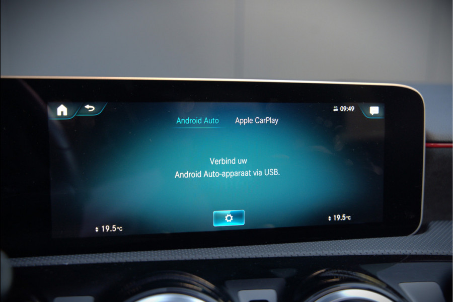 Mercedes-Benz A-Klasse 180 Business Solution AMG | Panoramadak | Stoelverwarming | Camera | Navigatie | Apple Carplay | Keyless | Cruise Control | DAB |