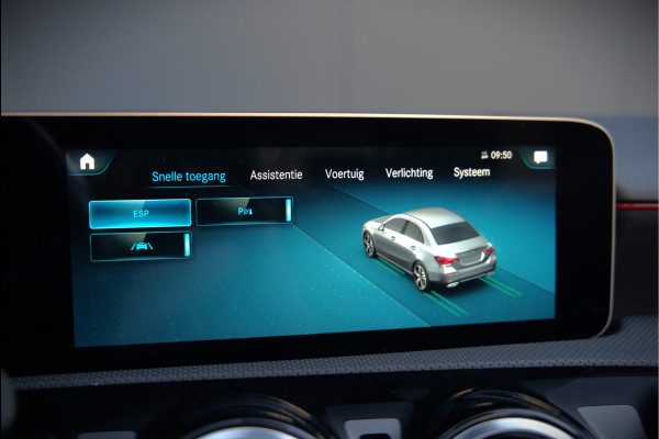 Mercedes-Benz A-Klasse 180 Business Solution AMG | Panoramadak | Stoelverwarming | Camera | Navigatie | Apple Carplay | Keyless | Cruise Control | DAB |