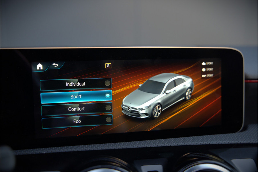 Mercedes-Benz A-Klasse 180 Business Solution AMG | Panoramadak | Stoelverwarming | Camera | Navigatie | Apple Carplay | Keyless | Cruise Control | DAB |