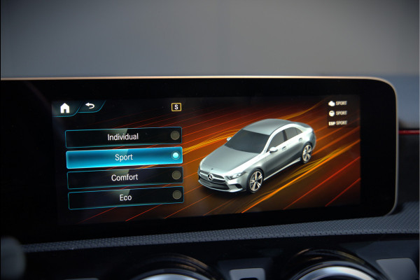 Mercedes-Benz A-Klasse 180 Business Solution AMG | Panoramadak | Stoelverwarming | Camera | Navigatie | Apple Carplay | Keyless | Cruise Control | DAB |