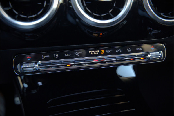 Mercedes-Benz A-Klasse 180 Business Solution AMG | Panoramadak | Stoelverwarming | Camera | Navigatie | Apple Carplay | Keyless | Cruise Control | DAB |
